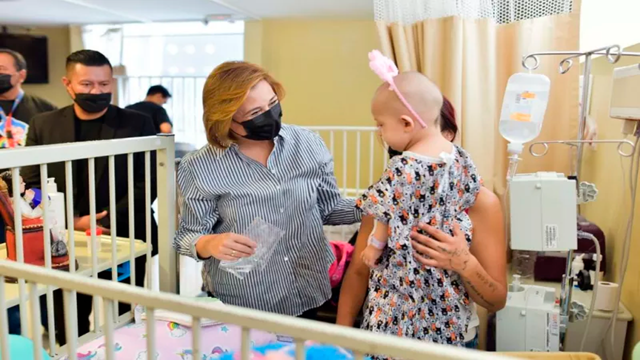 Visita Maru Campos el Hospital Infantil de Especialidades por el Día de la Niñez; reitera su compromiso con la salud de los chihuahuenses