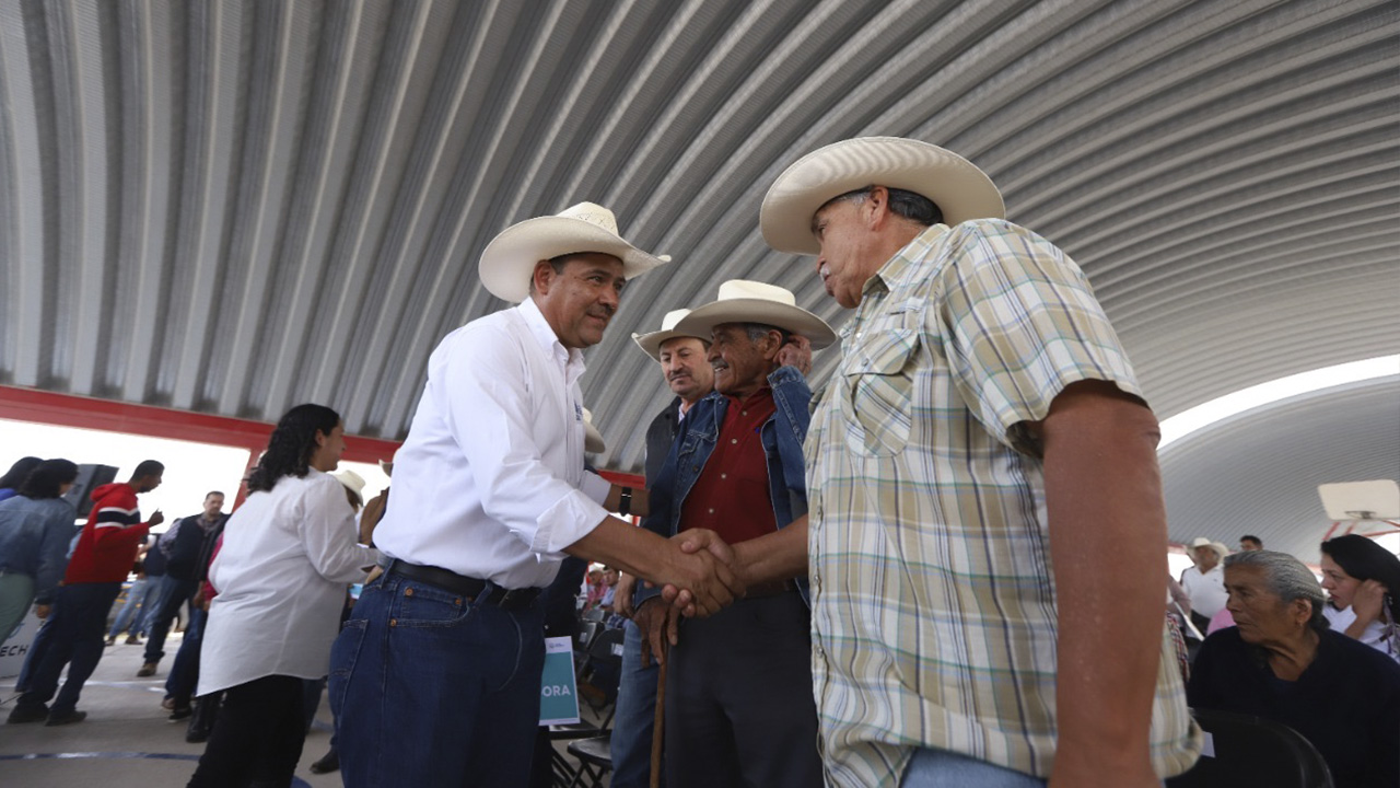 Entrega SEDEA apoyos a productores de Pedro Escobedo