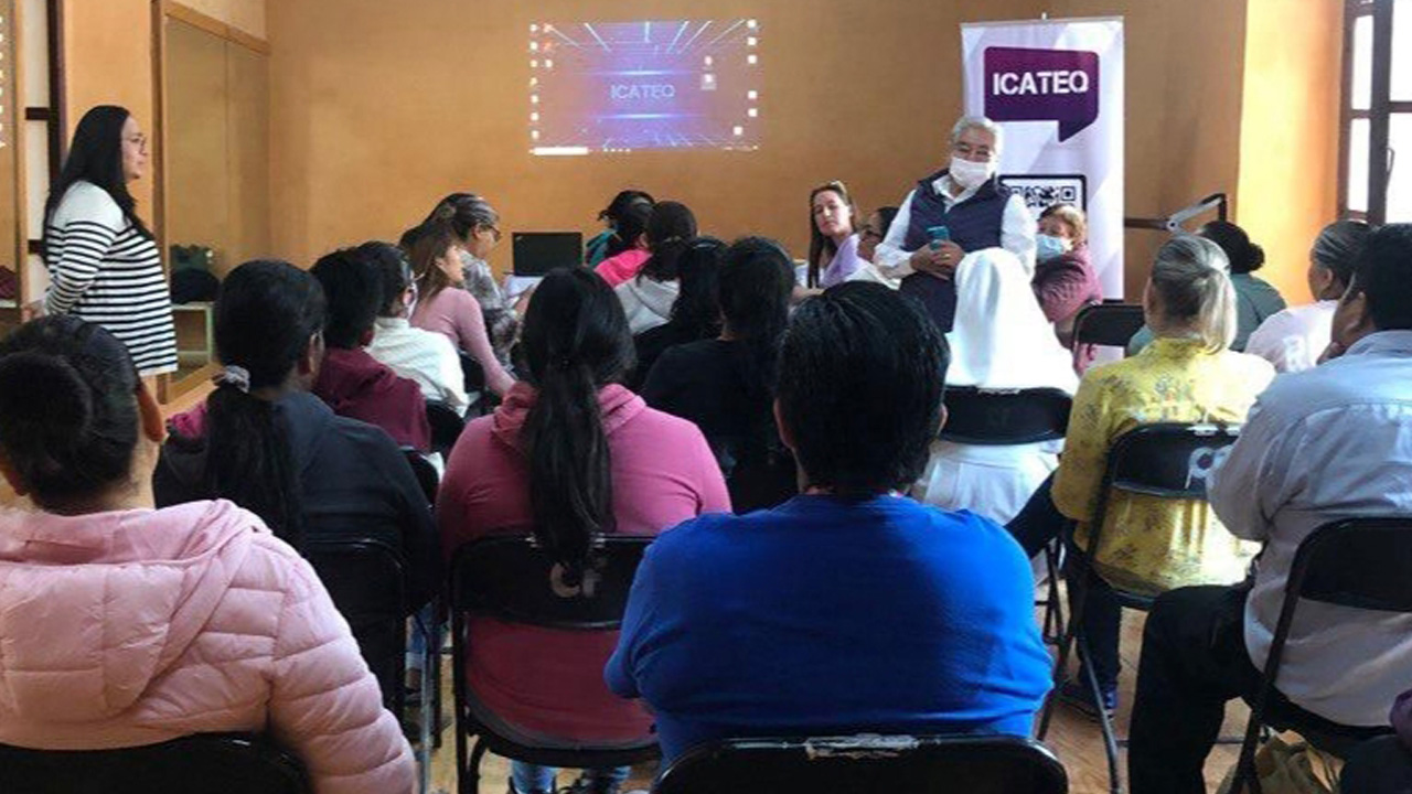 Entregan constancias de capacitación a personas cuidadoras de adultos mayores