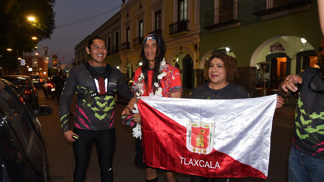 Sorprende a ultramaratonista rarámuri riqueza cultural de Tlaxcala Capital