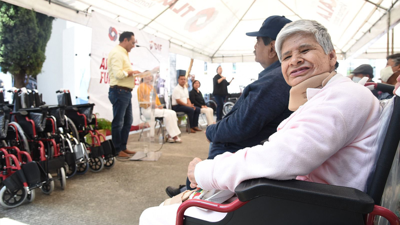 Entrega Jorge Corichi aparatos y ayudas funcionales