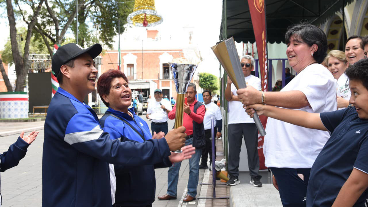 Entrega Maribel Pérez Arenas, fuego de Independencia a comunidades y delegaciones de Tlaxcala Capital