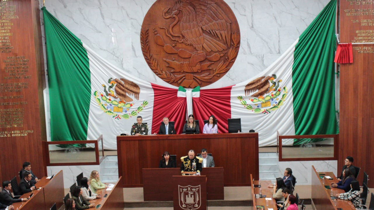 Asiste presidenta de Tlaxcala, Maribel Pérez Arenas, a sesión especial del Congreso Local