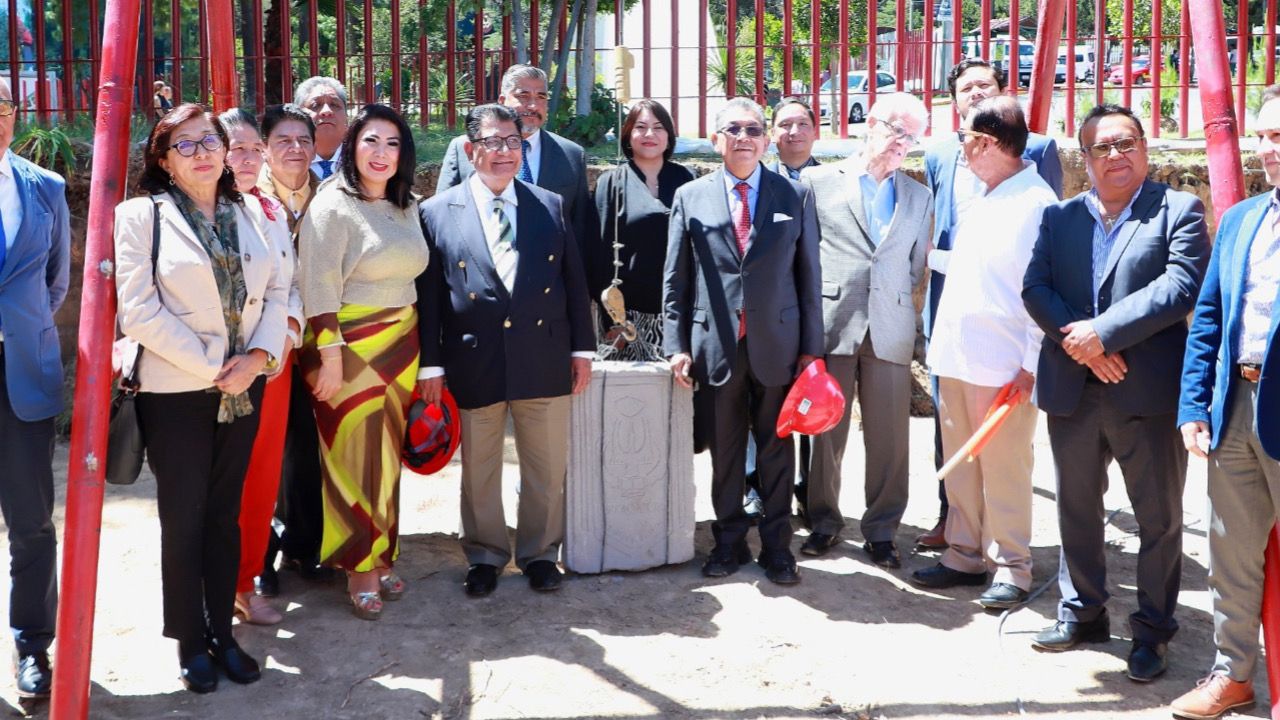 Colocan en la UATx primera piedra de la construcción de la torre de rectoría