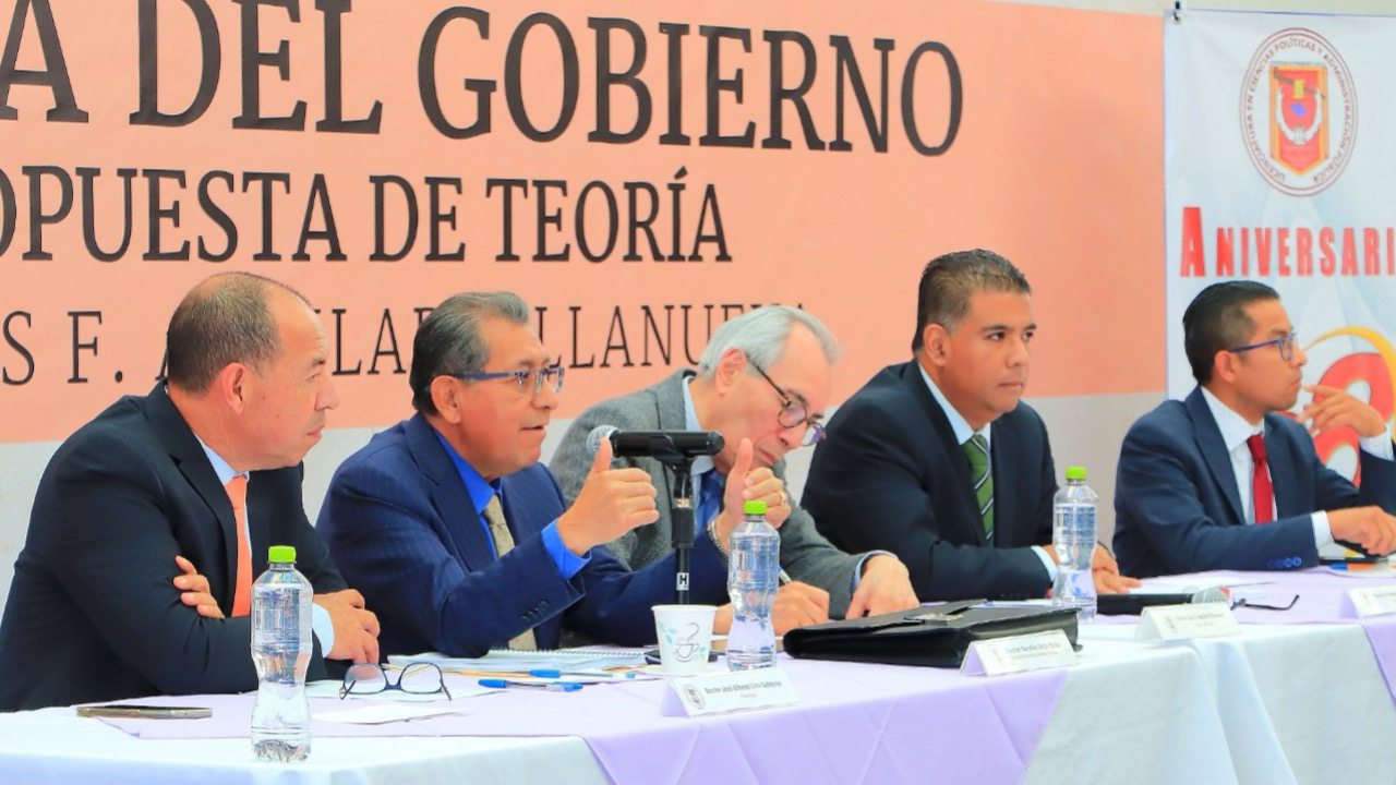 Presentó UATx libro sobre teoría del gobierno