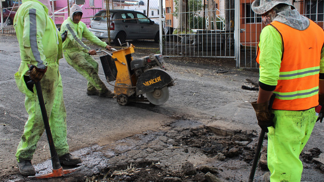 Intensifican brigadas del gobierno municipal trabajos de bacheo en Tlaxcala Capital