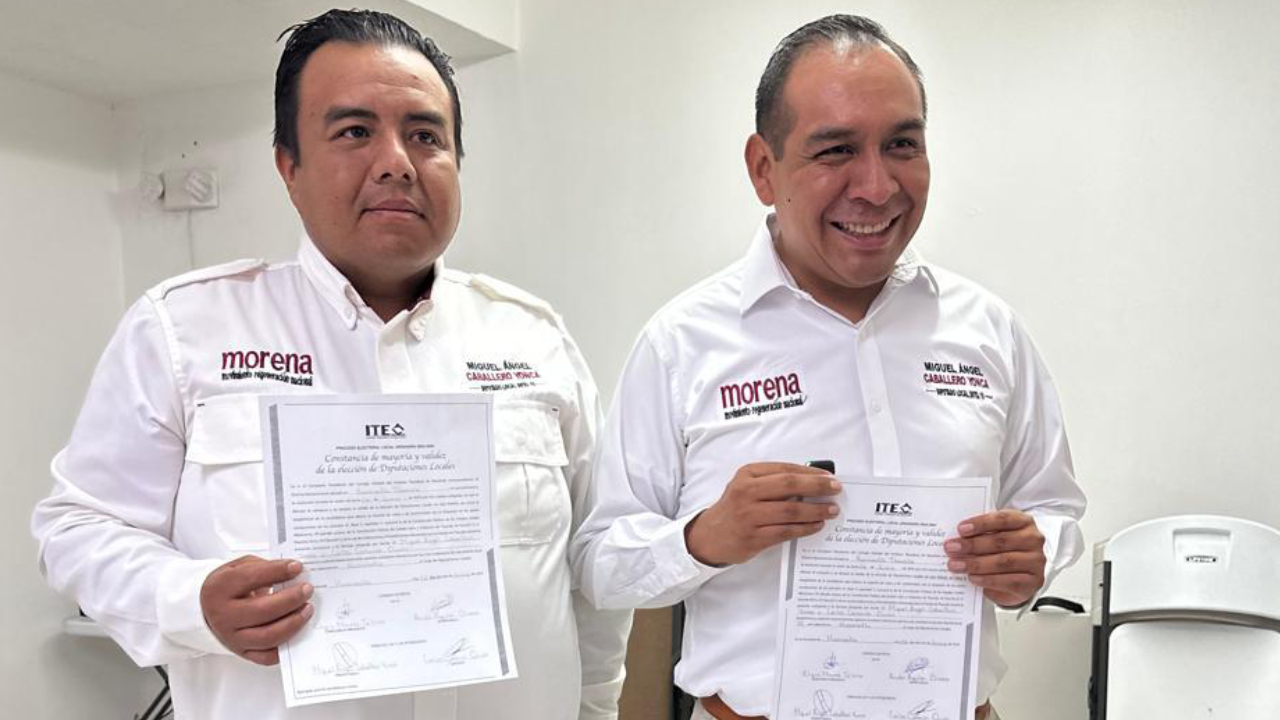 Recibe Miguel Ángel Caballero Yonca constancia que lo acredita como diputado local del distrito X