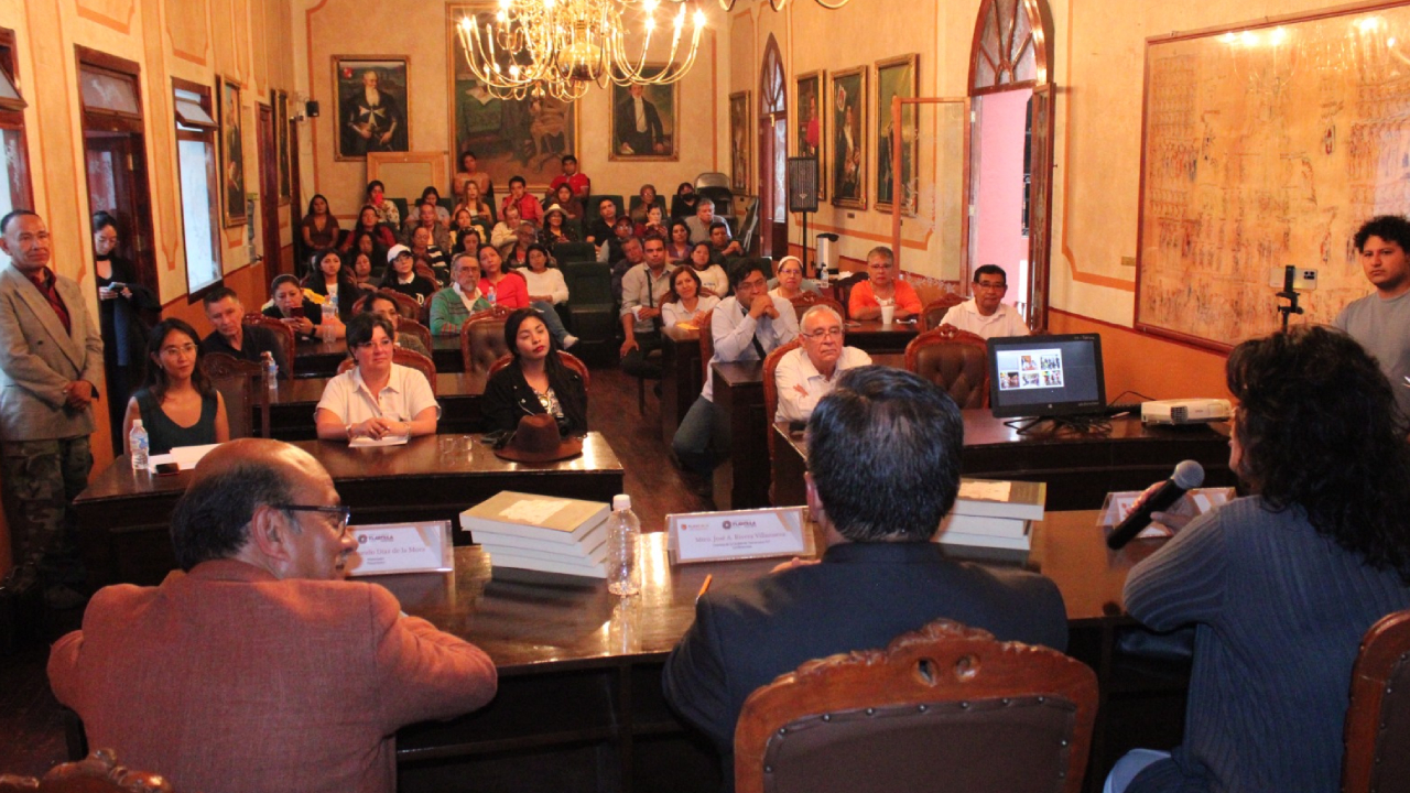 Imparten conferencia sobre salida de las 400 familias en el cabildo capitalino