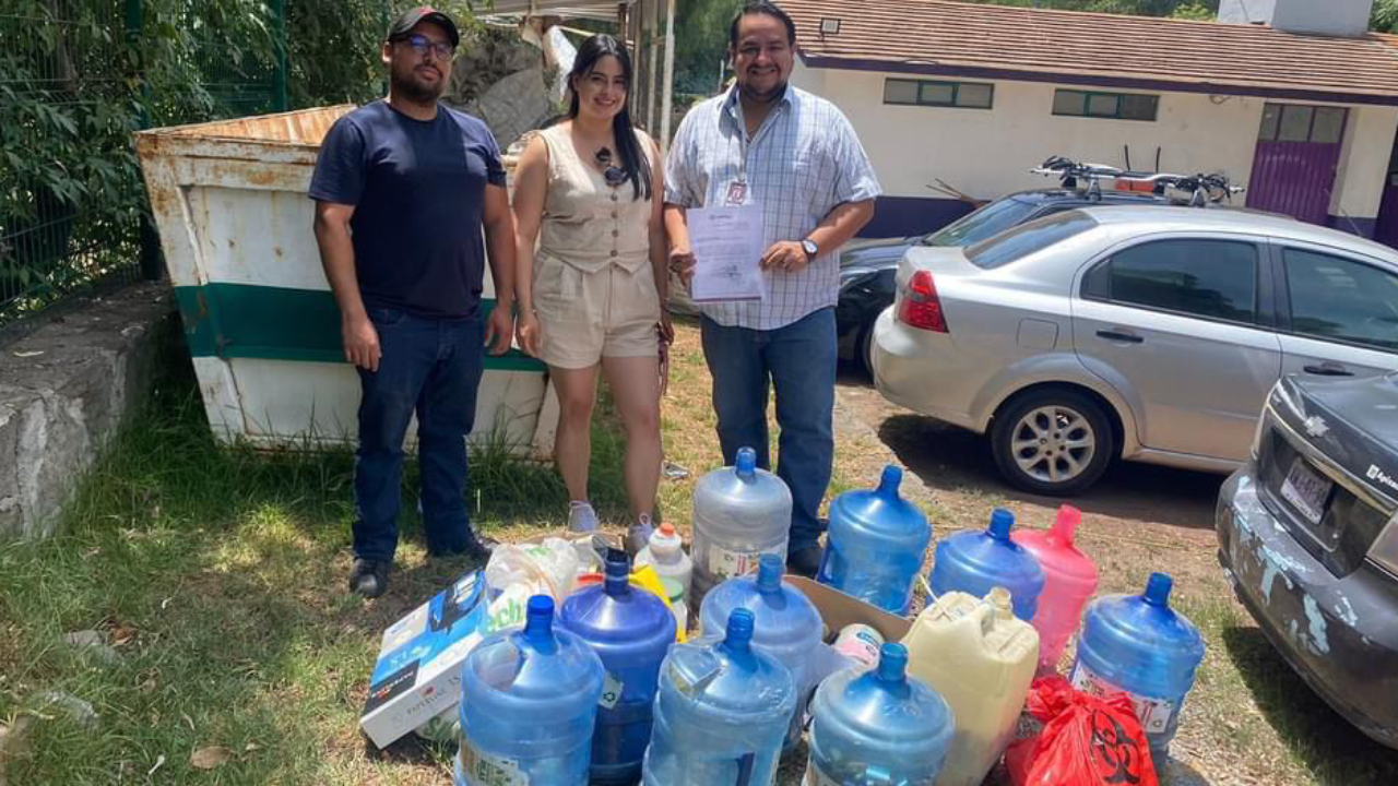 Entrega unidad de medio ambiente de Tlaxcala Capital pilas en desuso a la SMA estatal