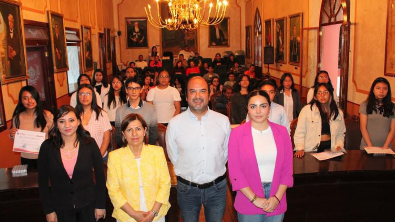 Reconoce Ayuntamiento capitalino a jóvenes destacados