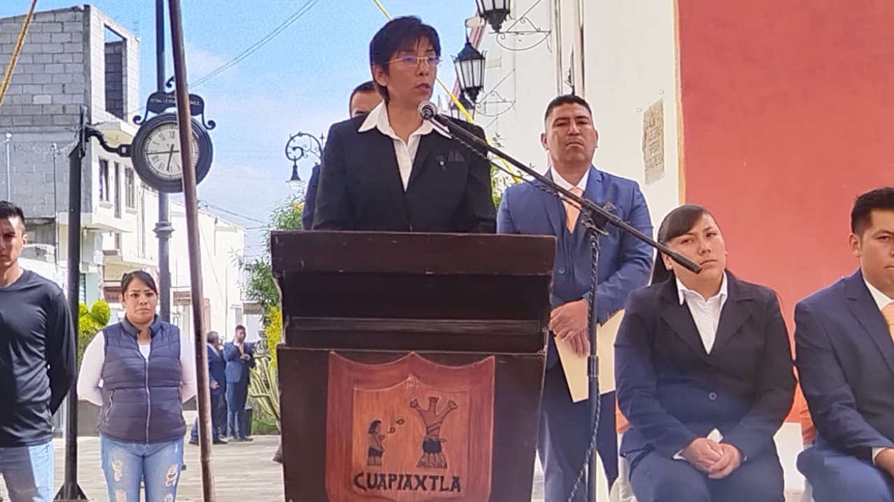 Lorena González toma protesta como la primera presidenta municipal de Cuapiaxtla