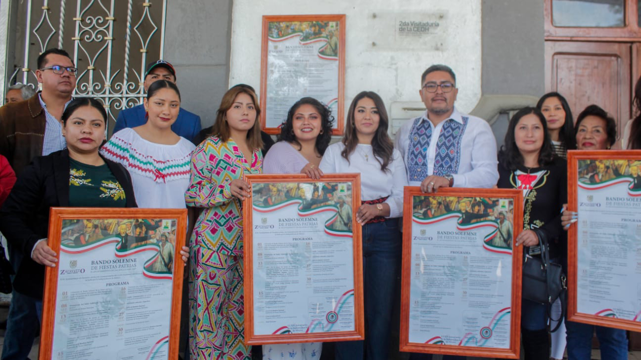 Integrantes del gobierno municipal colocan bandos solemnes en Zacatelco