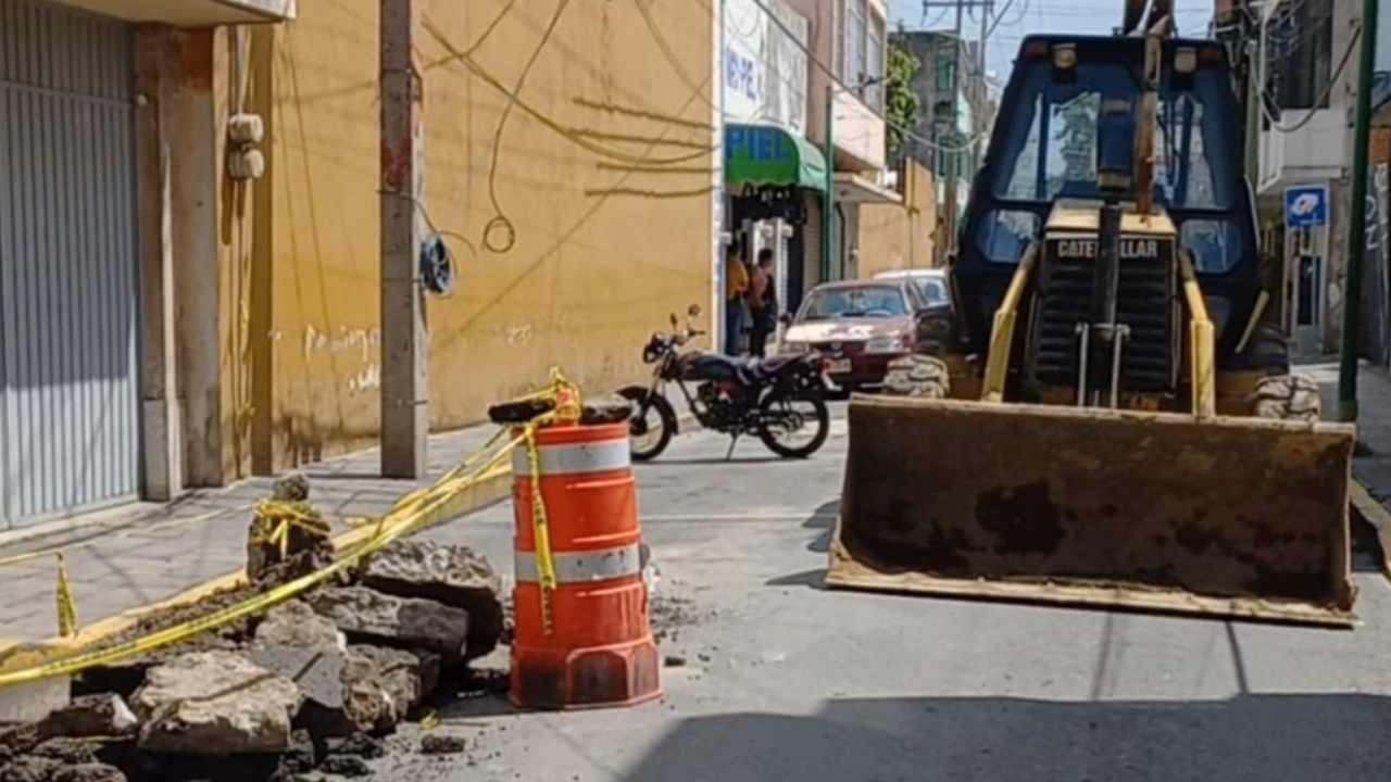 Reparan socavón en centro de Santa Ana, permanecerá cerrada la vialidad tres días