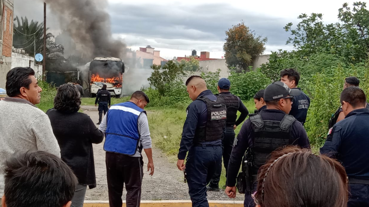 Autoridades municipales y estatales sofocan Incendio de microbús en Zacatelco