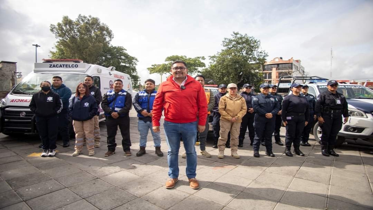 Alcalde de Zacatelco entrega patrulla rosa y ambulancia municipal