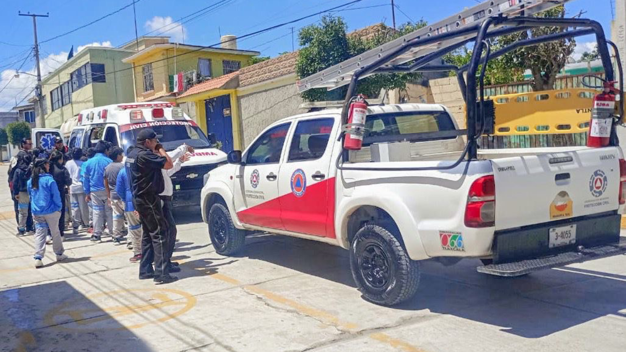 Con divertidas dinámicas policía de Huamantla enseña temas de seguridad a estudiantes.