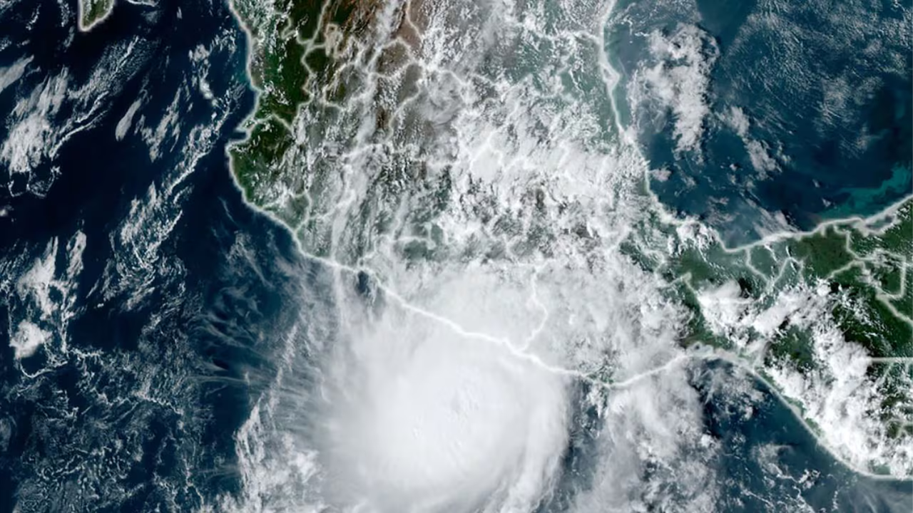 Huracán ‘John’ continúa azotando México