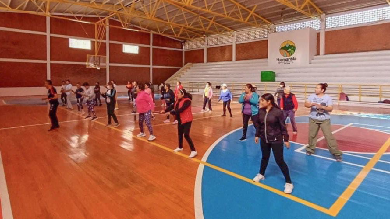 Actívate en las clases gratuitas de zumba en la unidad deportiva de Huamantla