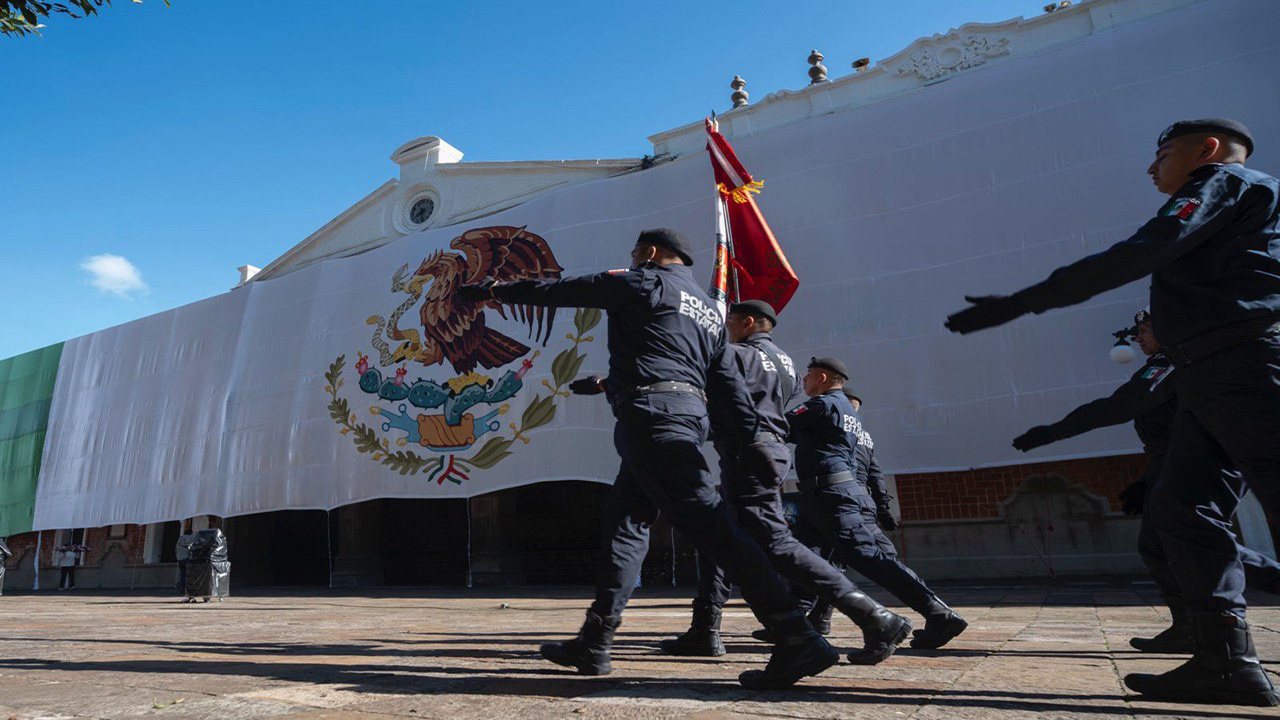 Gobierno Municipal de Zacatelco Izó Bandera en el Zócalo de Tlaxcala