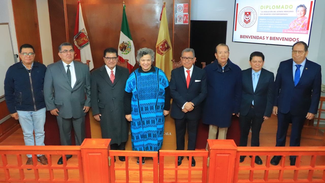 Rector de la UATx da la bienvenida a Beatriz Paredes como catedrática universitaria