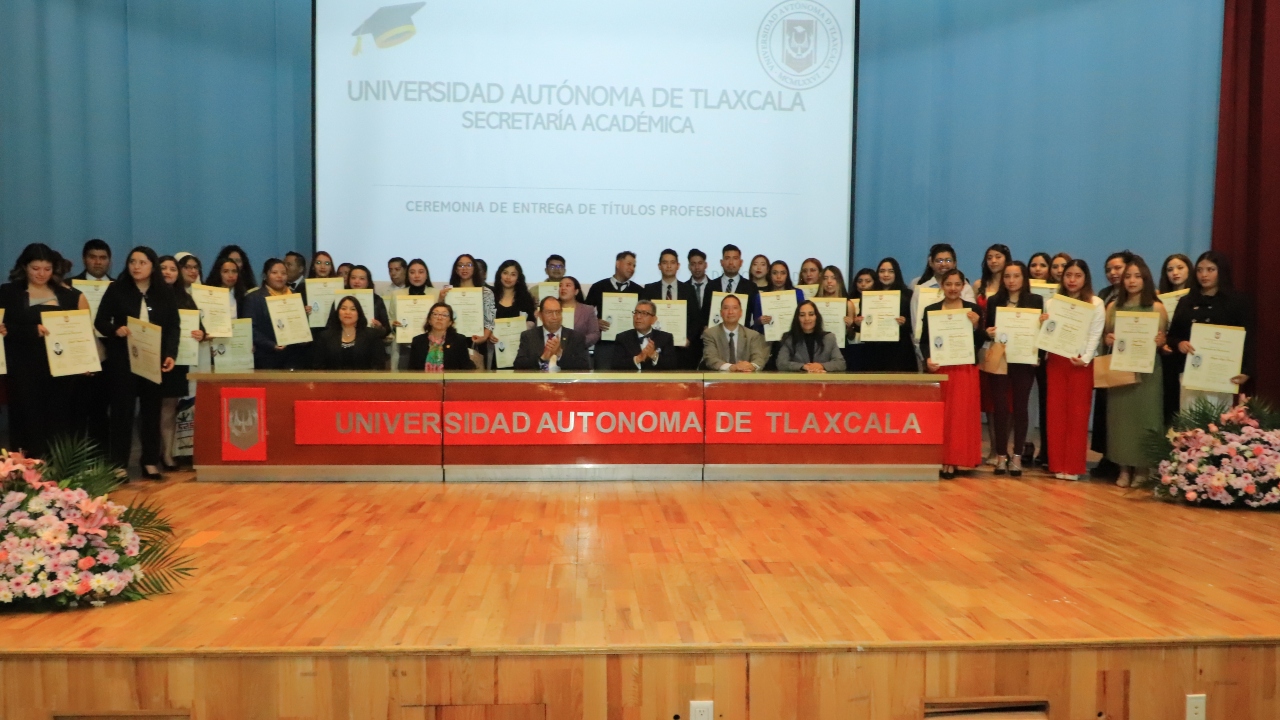 Entrega la UATx 180 títulos de licenciatura, maestría y doctorado