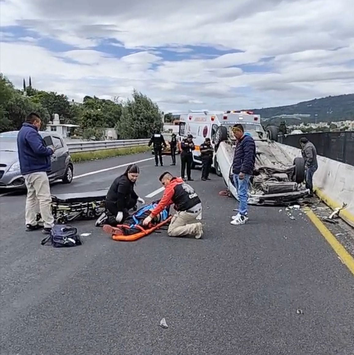 Protección civil municipal brinda atención tras volcadura