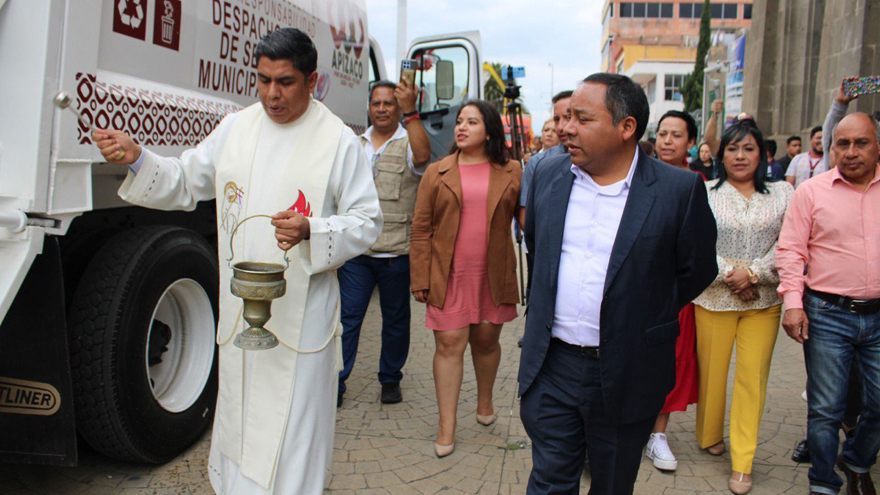 Suma Javier Rivera bonilla un camión recolector de basura a servicios municipales