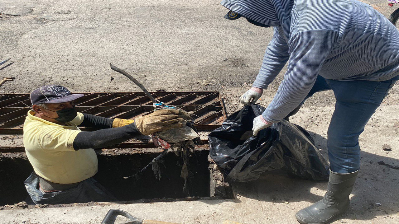 CAPAZ lleva a cabo trabajos de mantenimiento y limpieza en el mercado municipal.