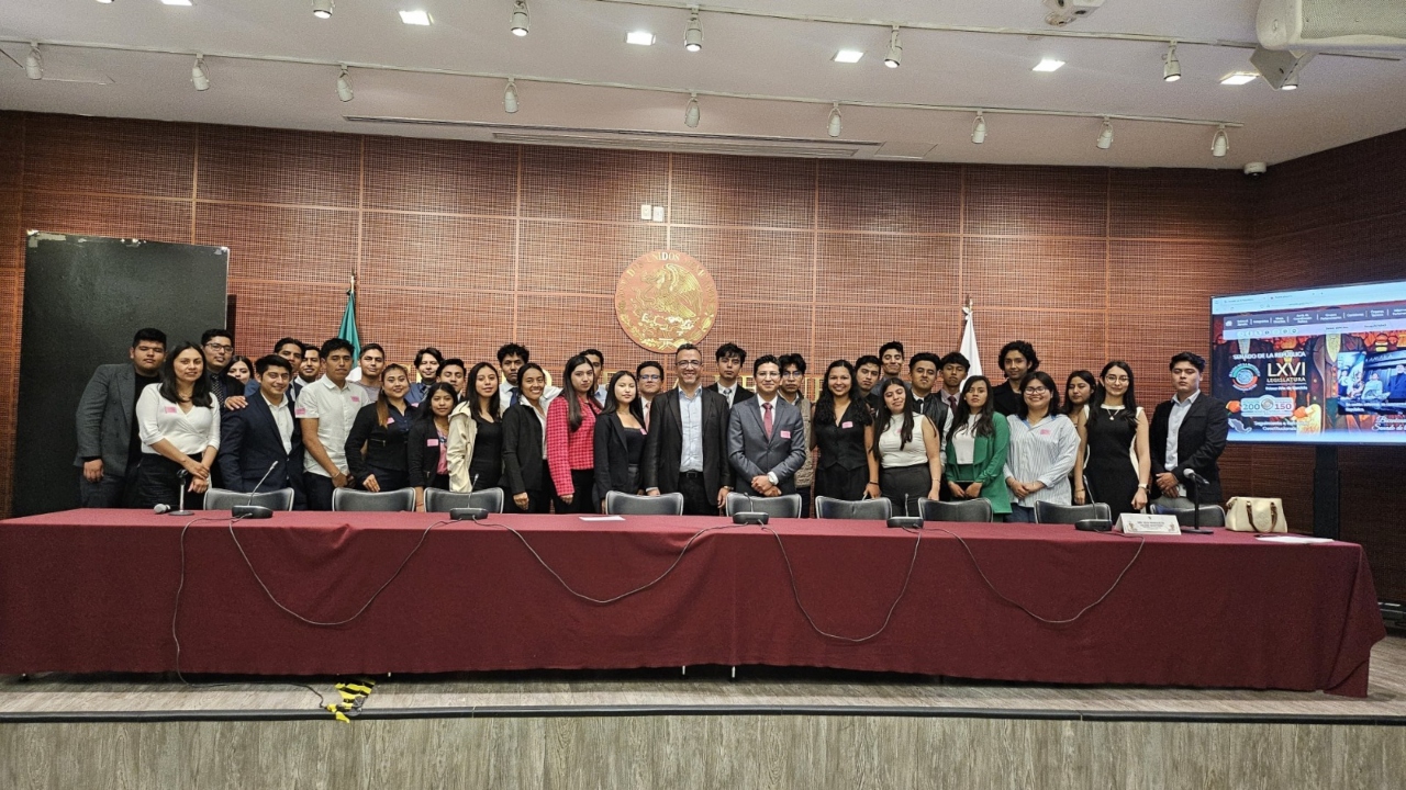 Estudiantes de la UATx visitan el Senado de la República y el Castillo de Chapultepec