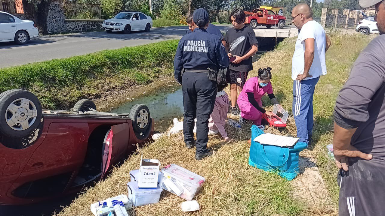 Gobierno Municipal de Zacatelco brinda auxilio en volcadura sobre la carretera Xoxtla