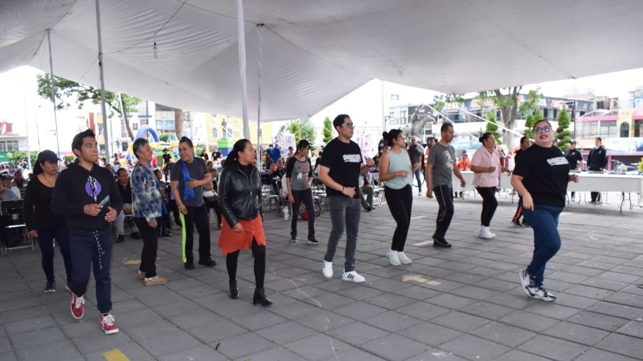 Los ciudadanos aprenden a bailar salsa los domingos familiares en Zacatelco