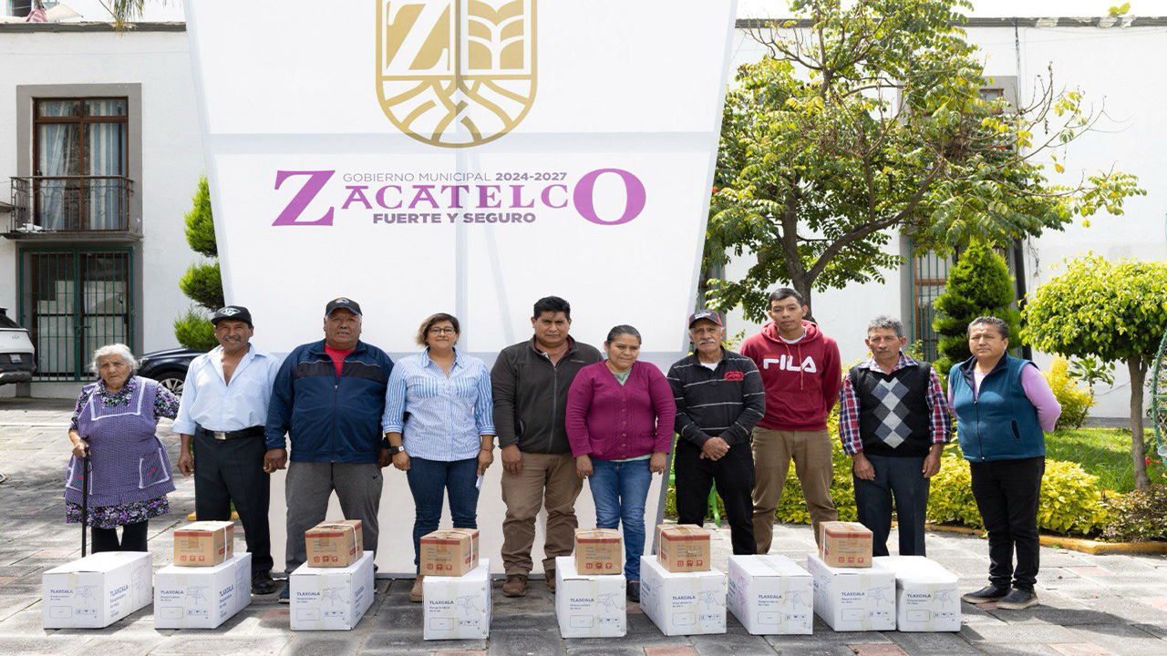 Se impulsa el desarrollo agrícola de Zacatelco con la entrega de desgranadoras.