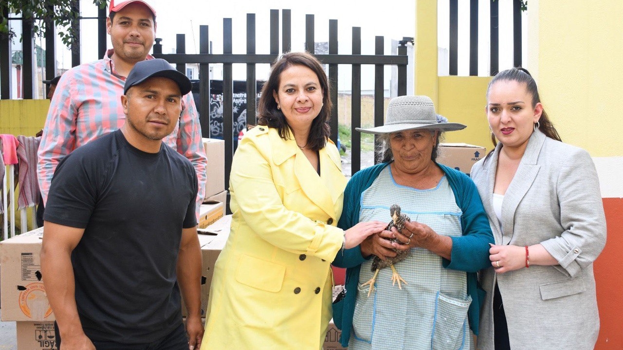 Con esfuerzo coordinado entre gobiernos, reciben familias de Huamantla paquetes de especies menores