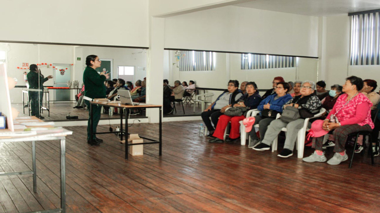 Abuelitas recibieron platica informativa sobre prevención y combate al cáncer de mama.