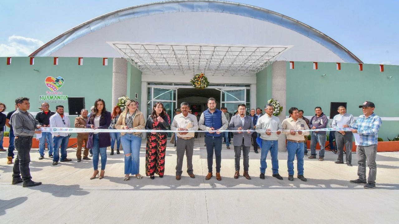 Cumple Salvador Santos Cedillo con el pueblo de Benito Juárez y le entrega un auditorio