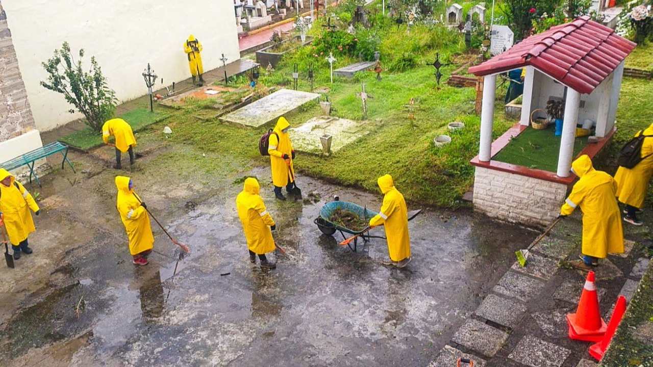 Garantiza Ayuntamiento de Tlaxcala de Xicohténcatl panteones limpios y accesibles para celebración de Día de Muertos