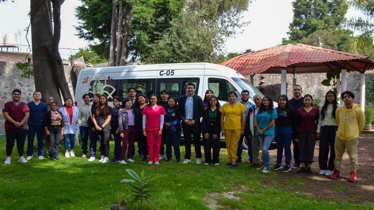 La UBR Zacatelco recibe una camioneta para el traslado de pacientes con discapacidad