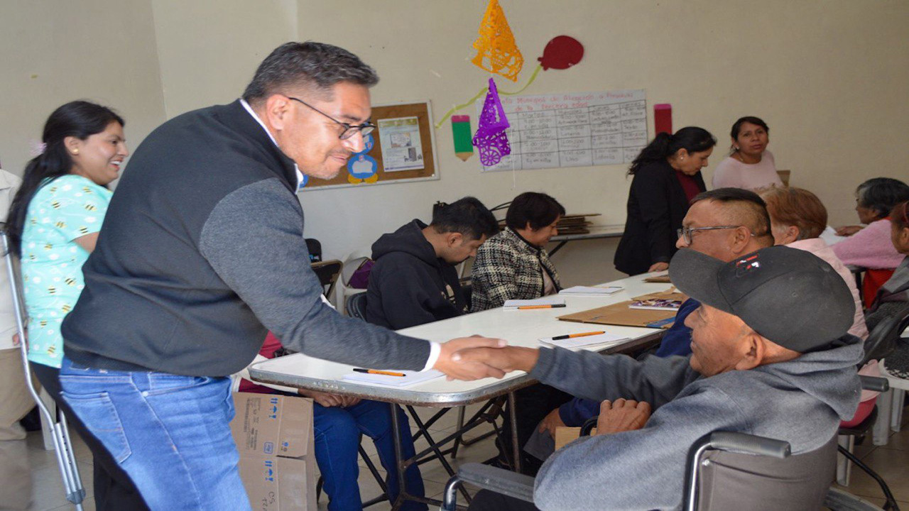 Personas con discapacidad encabezan la inauguración del curso “Elaboración de Piñatas” en Zacatelco.