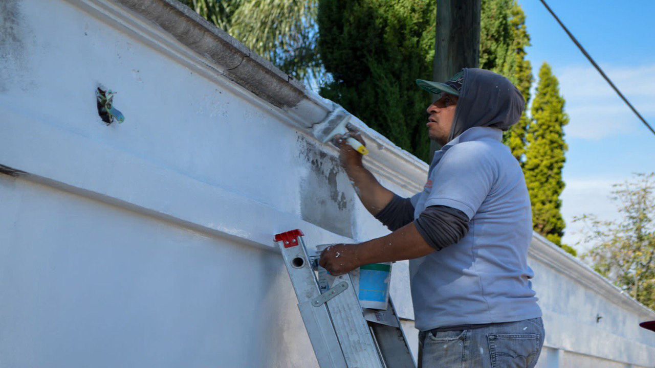 Inician trabajos de limpieza en el Panteón Municipal de Zacatelco para el Día de Muertos.