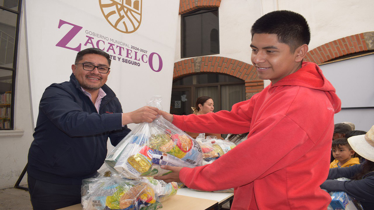 Familias en zacatelco reciben despensas a bajo costo en pro de la economía familiar