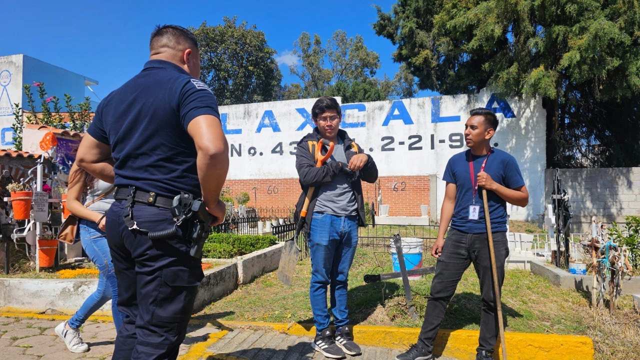 El Ayuntamiento de Tlaxcala de Xicohténcatl refuerza operativos en panteones de la capital por la temporada de Día de Muertos