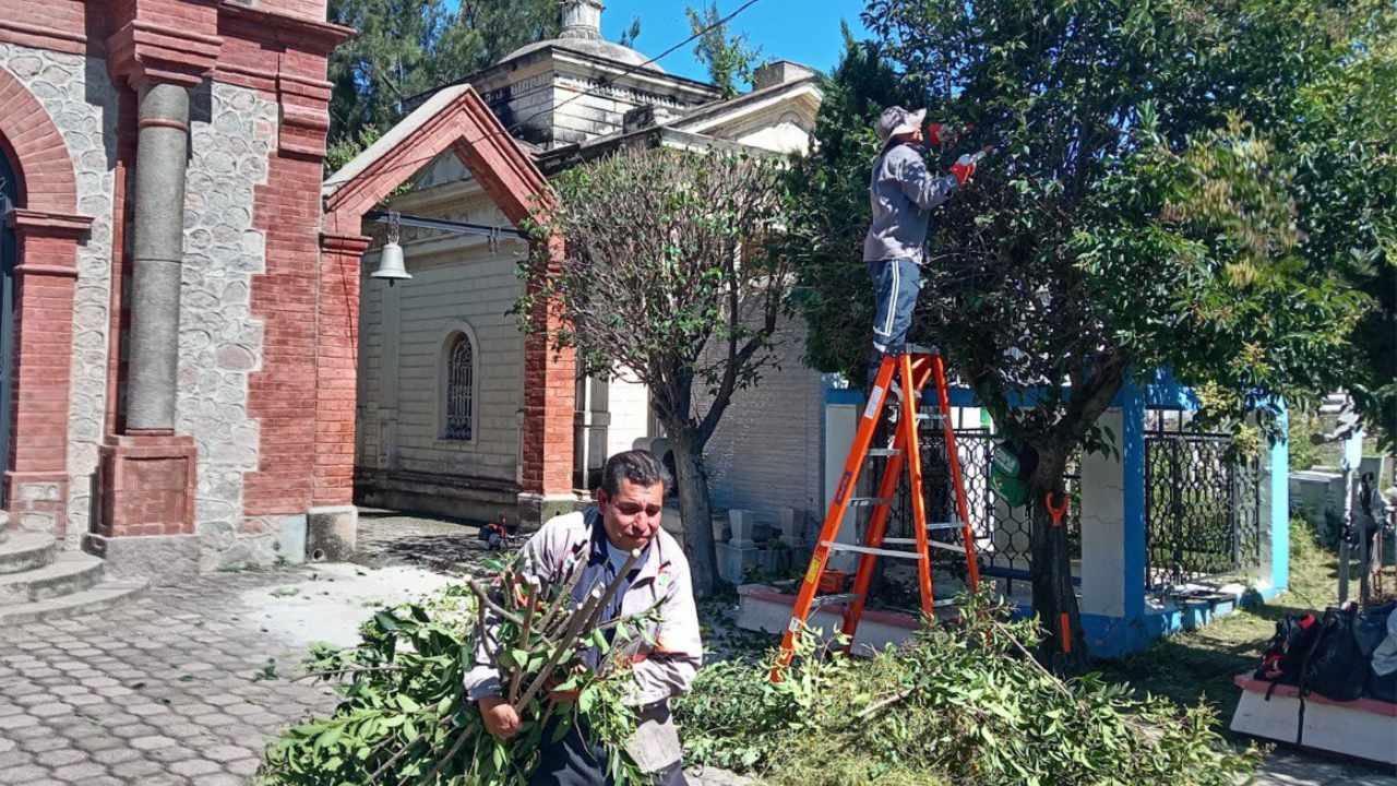 Realizan trabajos de limpieza y mantenimiento a panteón municipal de Chiautempan