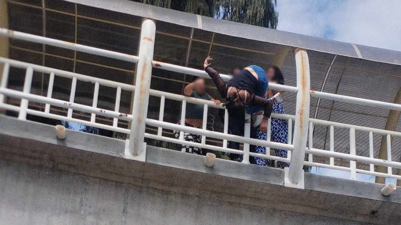 Policía de Chiautempan evita que joven salte de un puente