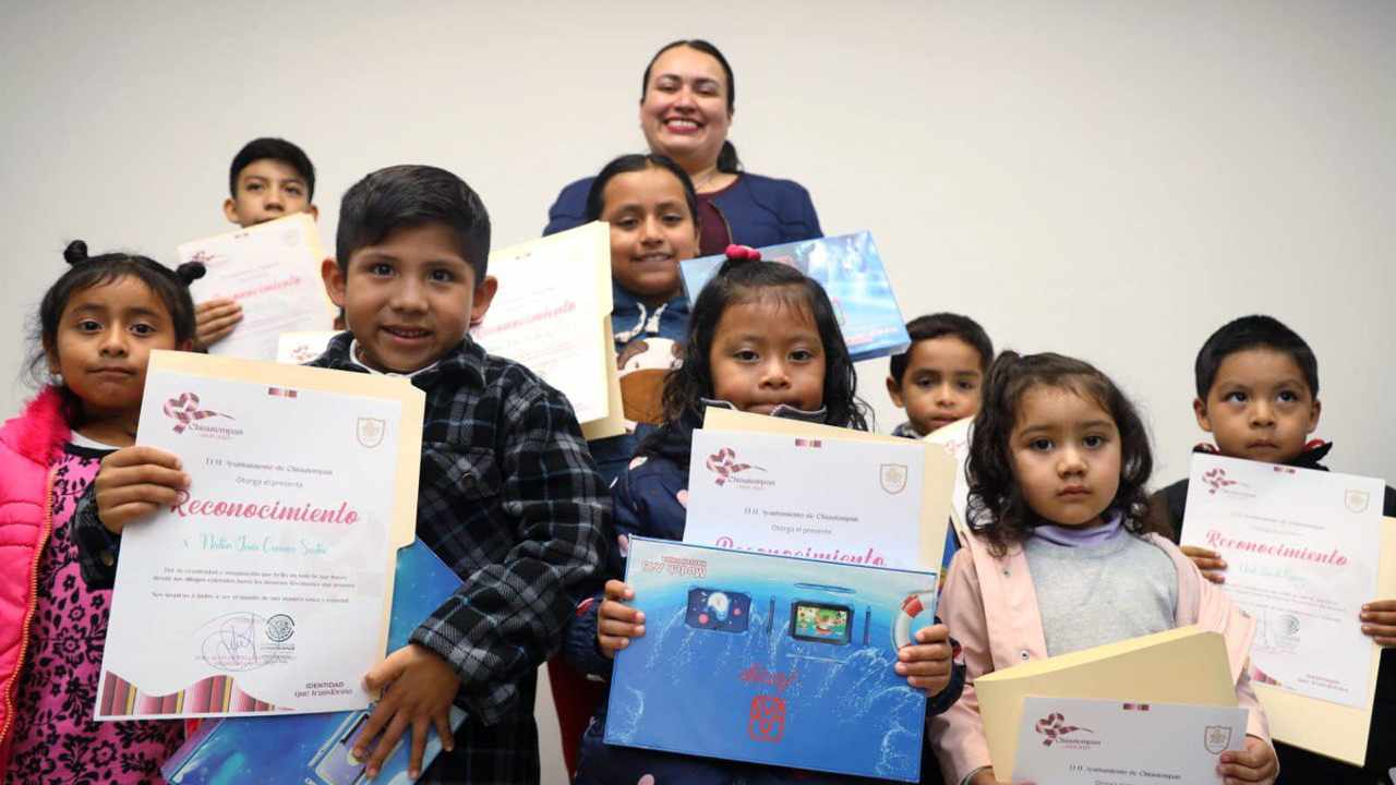 Blanca Angulo reconoce creatividad de niños chiautempenses