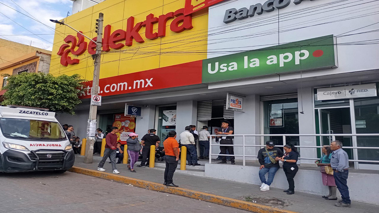 Atienden paramédicos incidente de emergencia en Tienda Elektra.