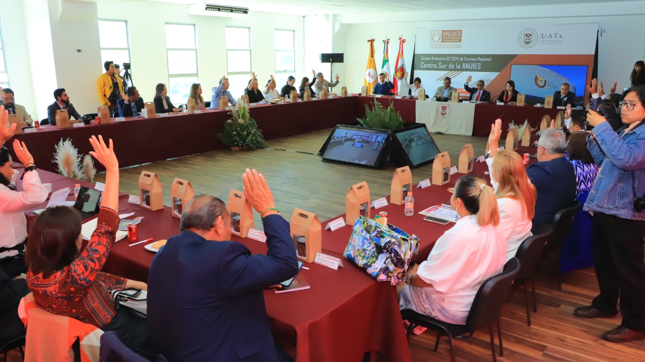 Rector de la UATx recibe reconocimiento por su liderazgo en la Región Centro-Sur de ANUIES