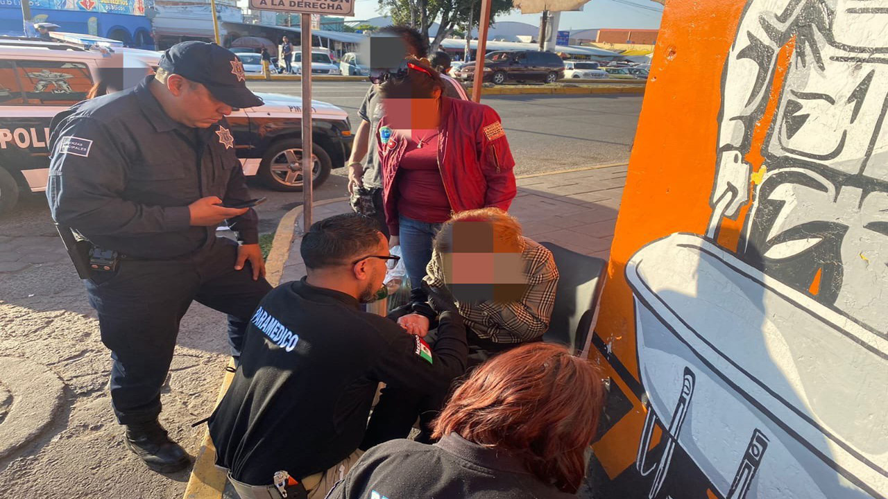 Mujer de la tercera edad recibe atención médica tras  desvanecerse, en Zacatelco.