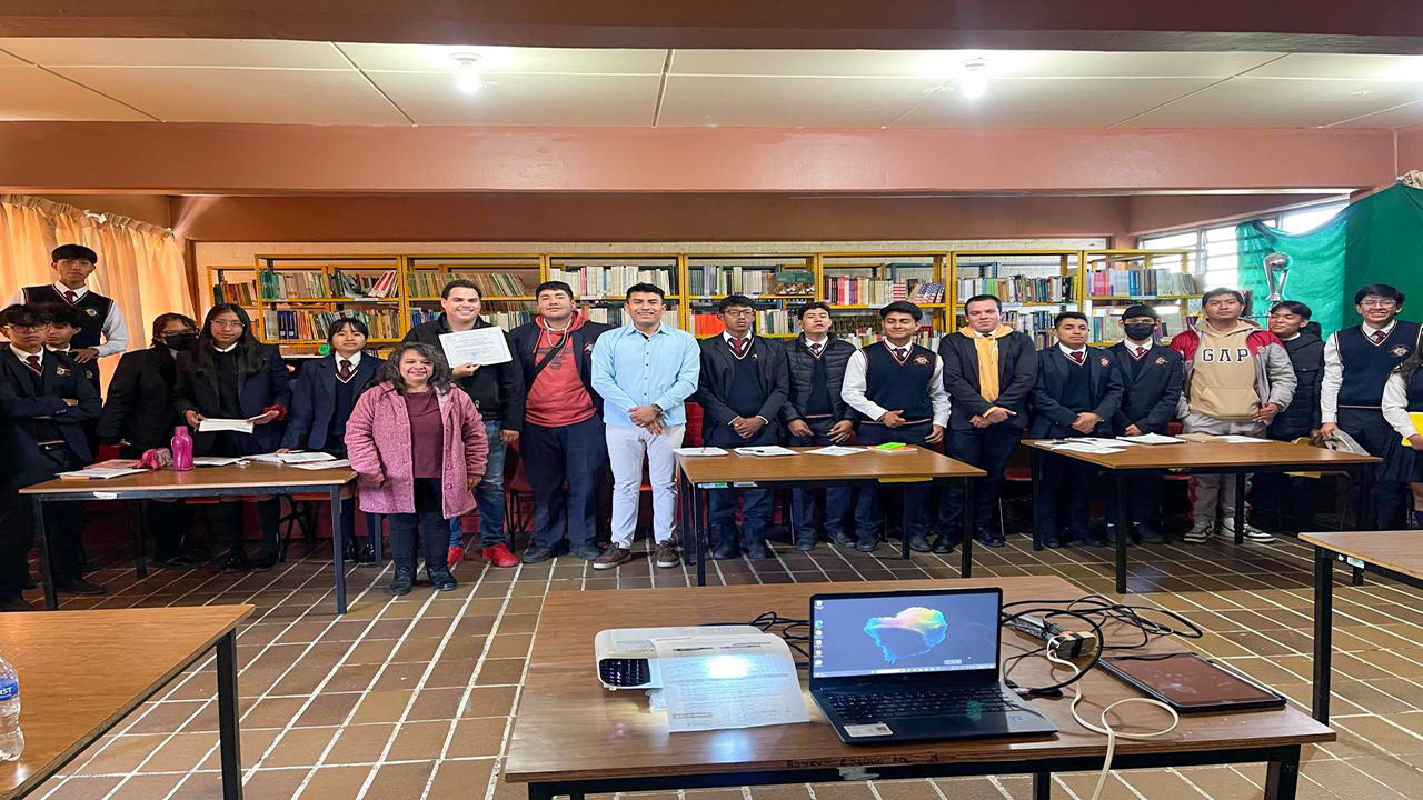 Jóvenes de la preparatoria Xicohténcatl Axayacatzin reciben taller de formación profesional.