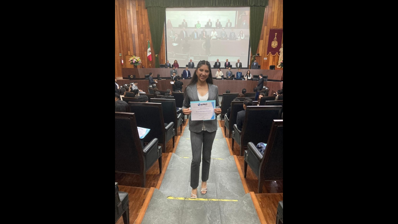 Estudiante de la UATx recibe reconocimiento por ubicarse entre los mejores cien promedios de Medicina en el país