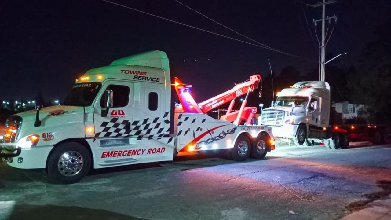 Atiende policía municipal de Huamantla percance entre tren y tractocamión en carretera a Xalpatlahuaya